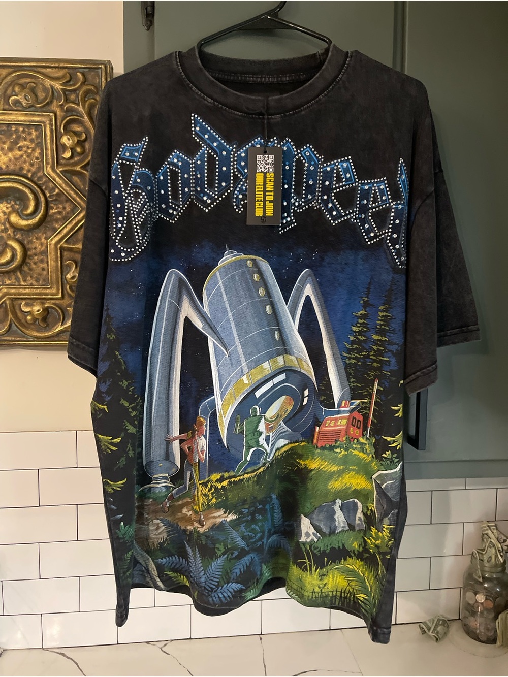 Men’s Graphic Design Tee Size XL.